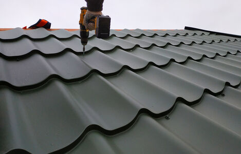 The,Professional,Worker,Works,On,Installation,Of,A,Roof,Of